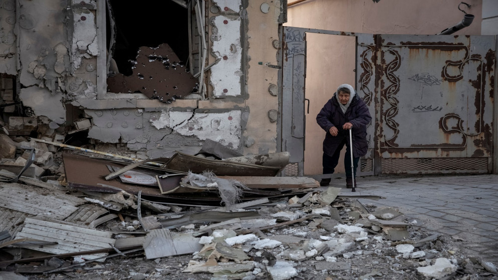 سيدة تقف، بالقرب من منزلها الذي دمرته غارة روسية، في خيرسون بأوكرانيا، 29 كانون الأول/ ديسمبر 2022. (رويترز)