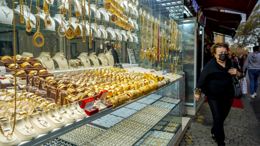 مجوهرات ذهبية في متجر بمنطقة إزمير . تركيا.3 ديسمبر 2021. (istockphoto)