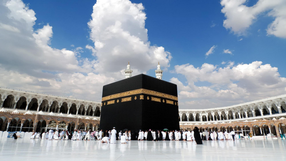 معتمرون في محيط الكعبة المشرفة في المسجد الحرام في مكة المكرمة. (Shutterstock)