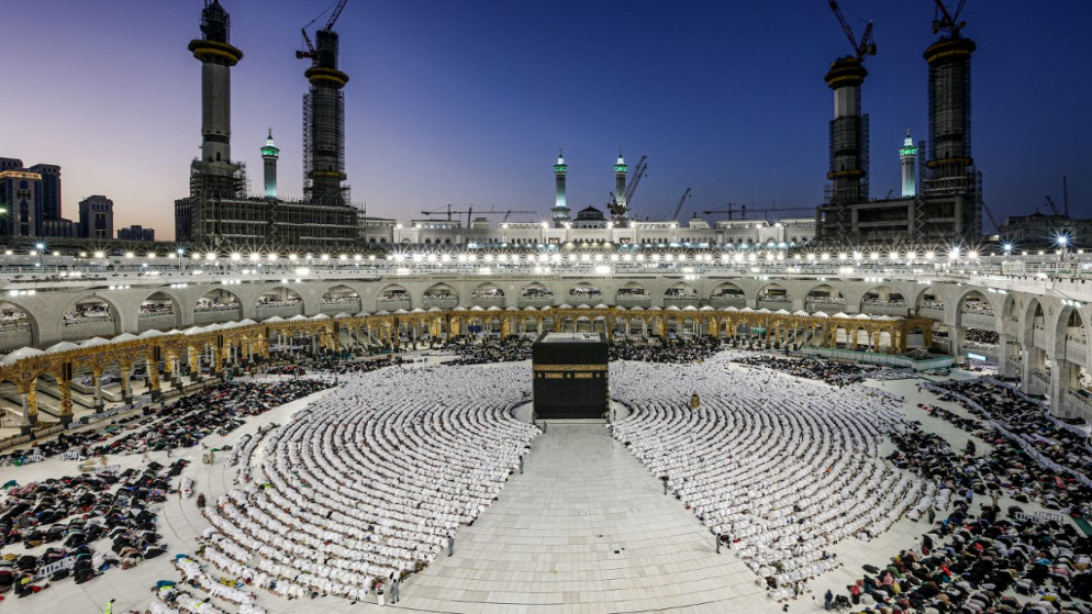 مصلون في المسجد الحرام في مكة المكرمة خلال شهر رمضان. (أ ف ب)