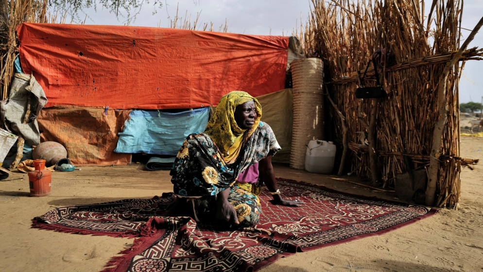 حليمة آدم موسى، لاجئة سودانية تبحث عن ملاذ في تشاد للمرة الثانية، تجلس بجانب مأواها بالقرب من الحدود بين السودان وتشاد في كفرون، تشاد، 10 أيار/ مايو 2023.( رويترز )