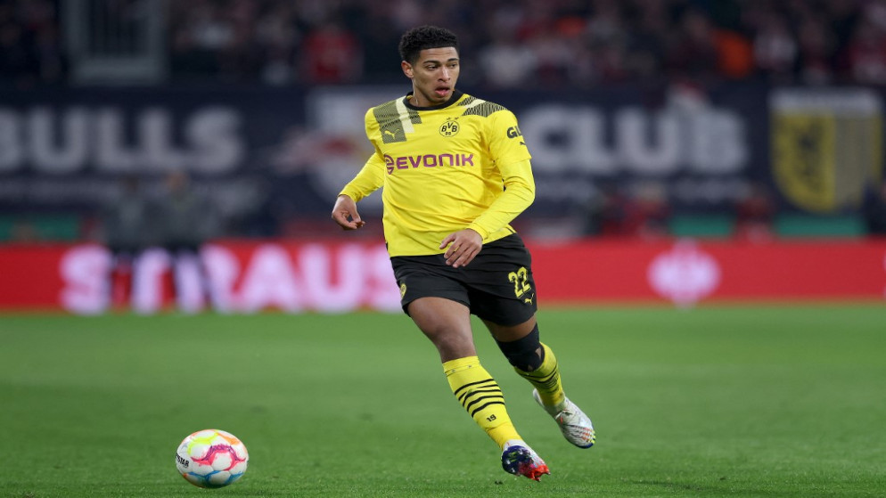 الدولي الإنجليزي جود بيلينغهام بقميص بوروسيا دورتموند الألماني. (أ ف ب)