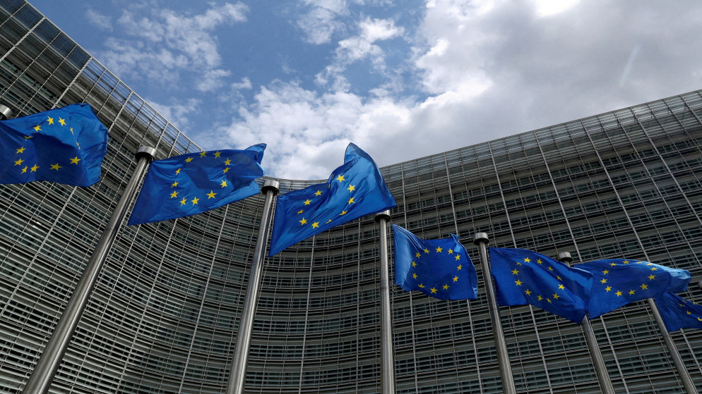 أعلام الاتحاد الأوروبي أمام المفوضة الأوروبية في بروكسل. (رويترز)