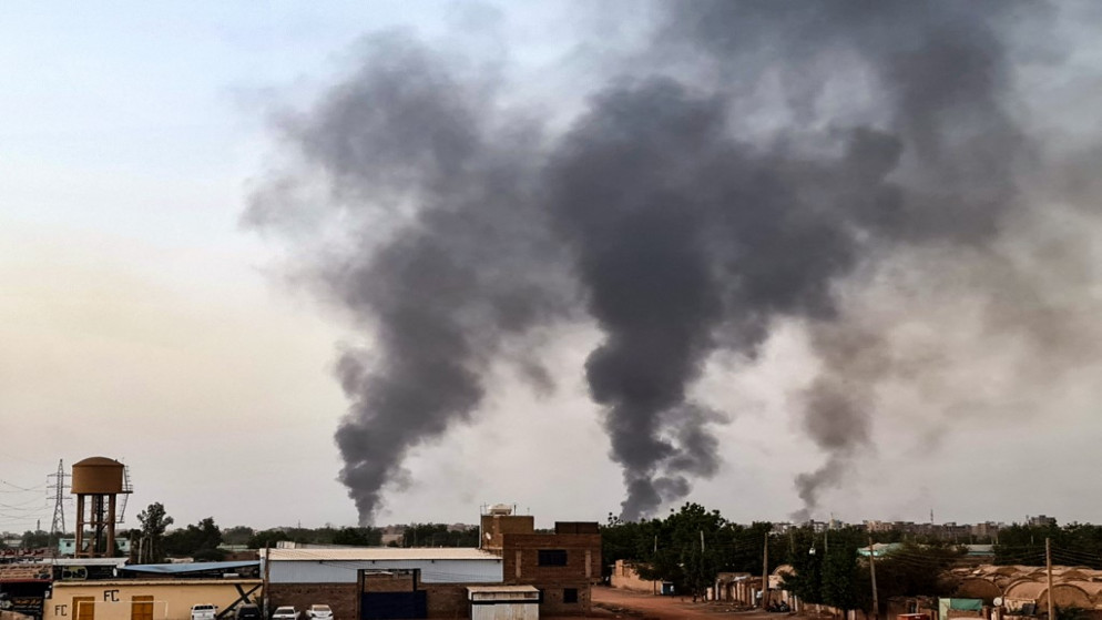 تصاعد الدخان فوق المباني في الخرطوم، 24 مايو 2023. (أ ف ب)