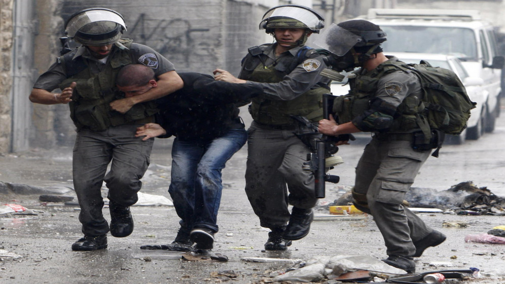 صورة أرشيفية لقوات الاحتلال الإسرائيلي وهي تعتقل فلسطينيا. (وفا)