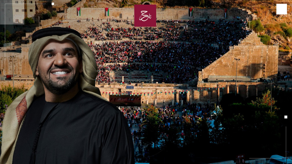 الفنان الإماراتي حسين الجسمي وفي الخلفية المدرج الروماني في عمان. (المملكة)