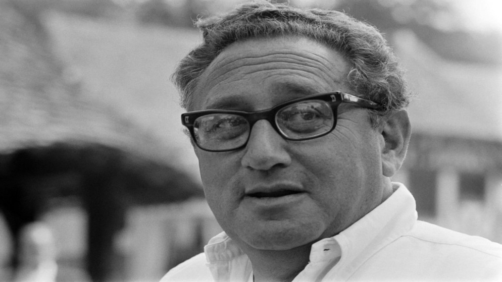 وزير الخارجية الأميركي السابق هنري كيسنجر في فرنسا، 10 آب 1976. (أ ف ب)