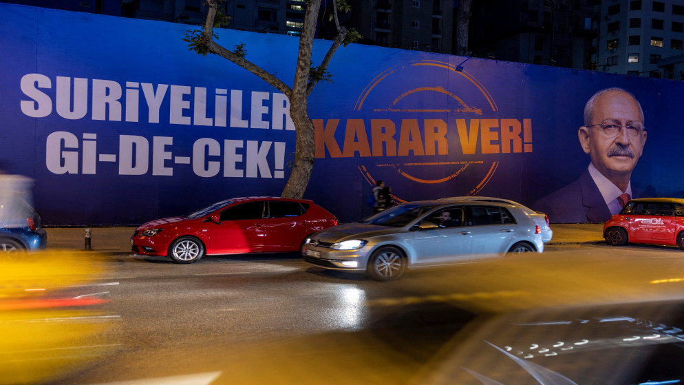 لوحة ترويجية للمرشح كمال في اسطنبول مع شعار يقول "السوريون سيذهبون! اتخذوا قرارًا"، 25 أيار 2023. (رويترز)