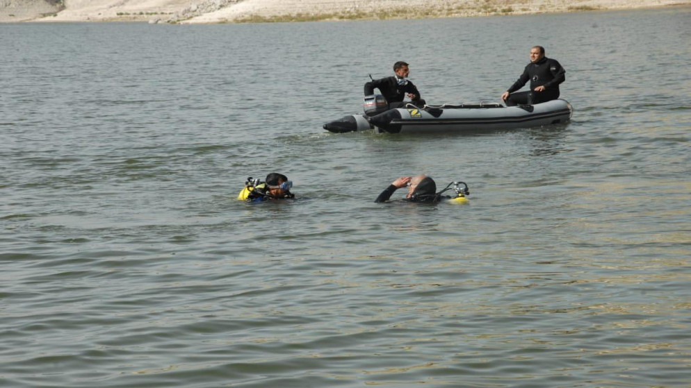 قوارب الدفاع المدني تنقذ شخصا تعرض للغرق. (مديرية الأمن العام)