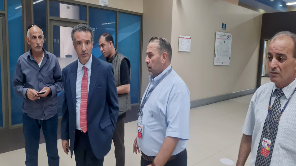 رئيس مجلس مفوضي سلطة منطقة العقبة الاقتصادية الخاصة نايف الفايز يتفقد إجراءات السفر في مطار الملك الحسين بالعقبة. (بترا)