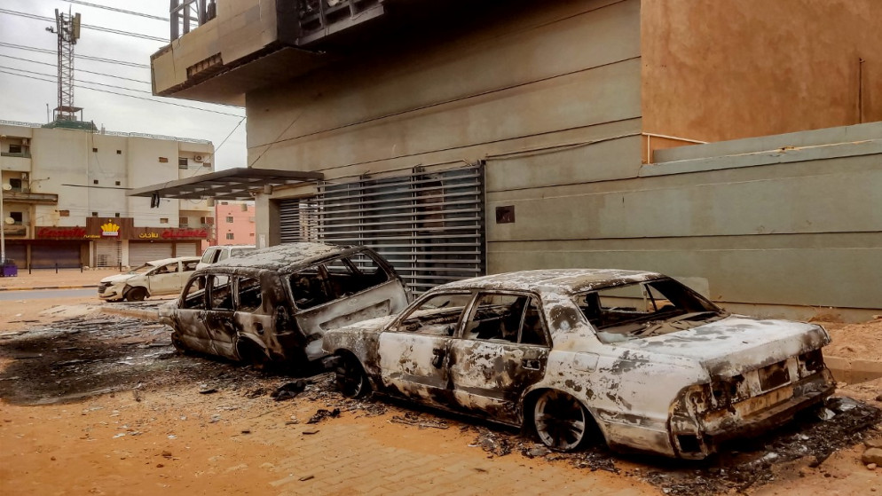 سيارات مدمرة أمام المقر المحترق للجهاز المركزي للإحصاء السوداني، على طريق الستين جنوب الخرطوم، 29 مايو 2023. (أ ف ب)