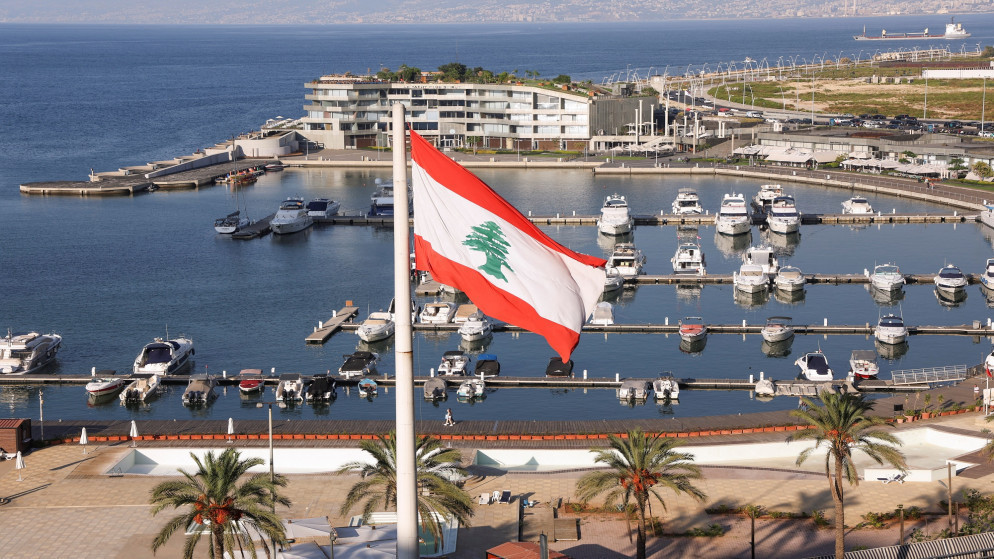 العلم اللبناني عند ساحل البحر في العاصمة بيروت. (رويترز)