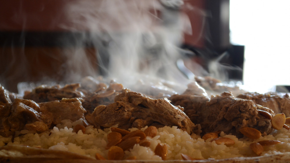 طبق منسف والذي يعد الجميد أحد مكوناته الرئيسة. (istockphoto)