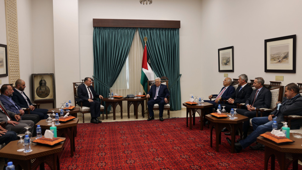 الرئيس الفلسطيني محمود عباس خلال استقباله رؤساء الأندية الأردنية المشاركة في بطولة القدس والكرامة (وفا/وسام خليفة)