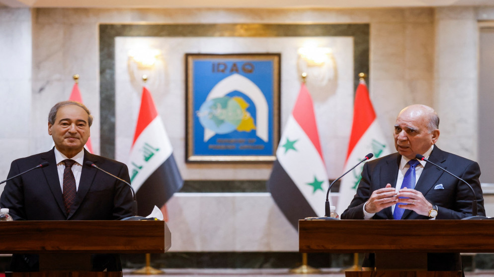 وزير الخارجية العراقي فؤاد حسين ونظيره السوري فيصل المقداد. (رويترز)