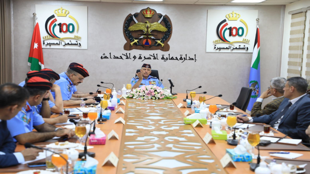مدير الأمن العام اللواء عبيدالله المعايطة خلال زيارته إلى إدارة حماية الأسرة والأحداث. (مديرية الأمن العام)