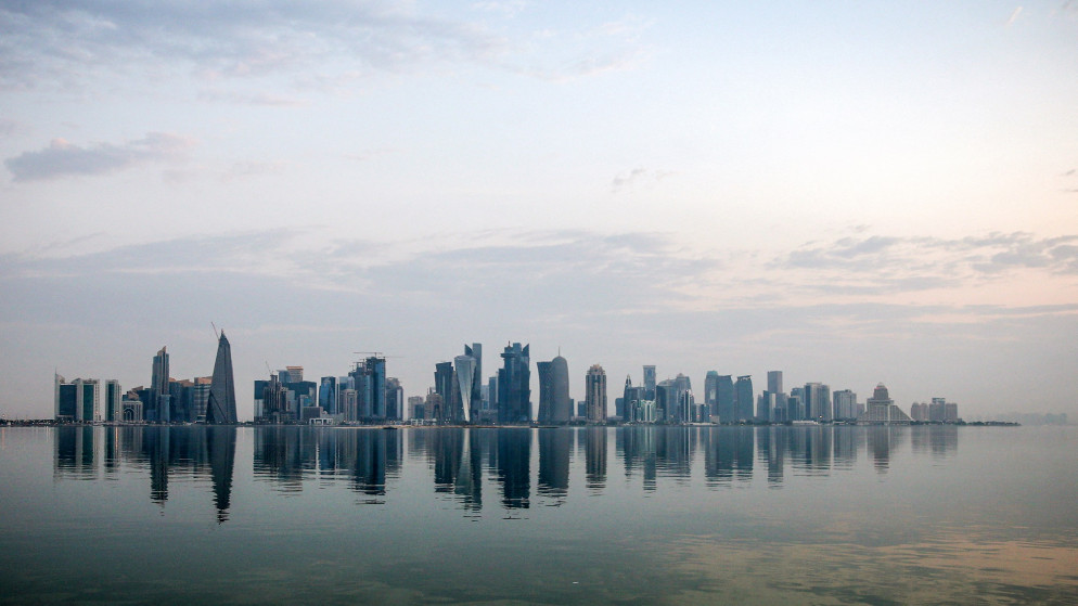 أبراج الدفنة في قطر كما تظهر من مياه الخليج العربي، 4 آب 2022. (أ ف ب)