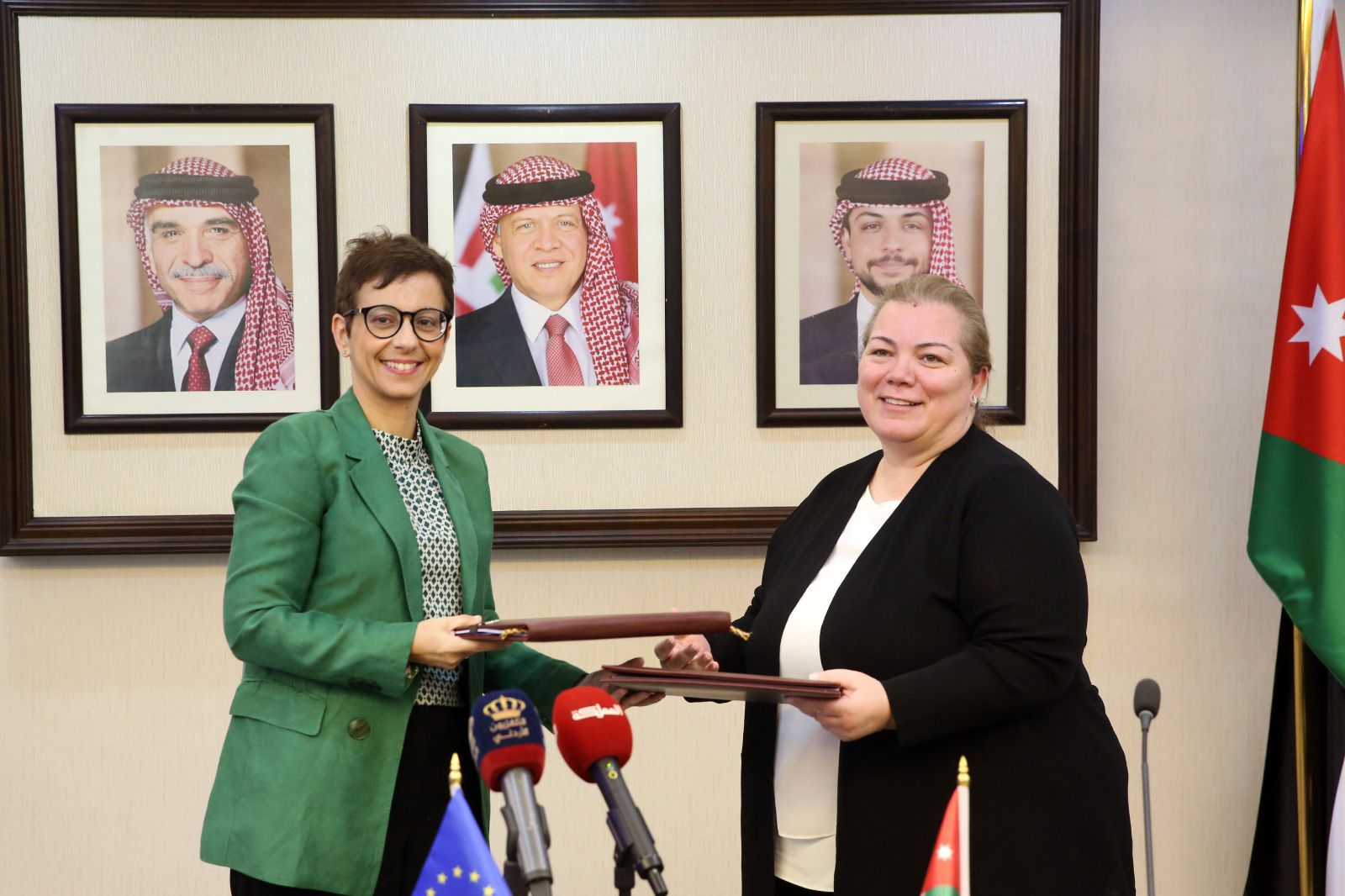 وزيرة التخطيط والتعاون الدولي زينة طوقان (يمين) وسفيرة الاتحاد الأوروبي في الأردن ماريا هادجيثيودوسيو خلال توقيع اتفاقيتي منح