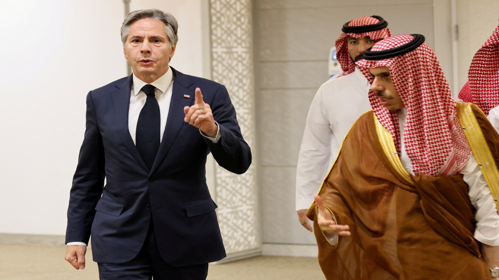 وزير الخارجية أنتوني بلينكن ونظيره السعودي الأمير فيصل بن فرحان في الرياض. (رويترز)