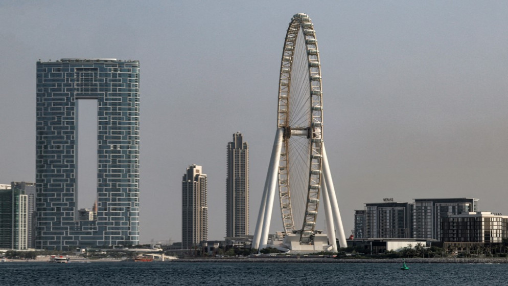 منظر بعيد لعجلة "عين دبي" في دبي. 27 تموز 2023. (أ ف ب)