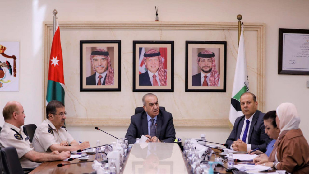 وزير الأشغال العامة والإسكان وزير النقل ماهر أبو السمن خلال استقباله مدير عام دائرة الجمارك جلال القضاء. (وزارة الأشغال العامة)