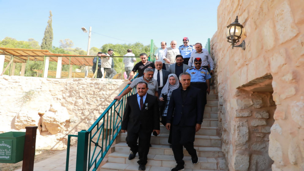 وزير السياحة والآثار مكرم القيسي خلال زيارة ميدانية لمواقع أثرية في الطفيلة. (وزارة السياحة)