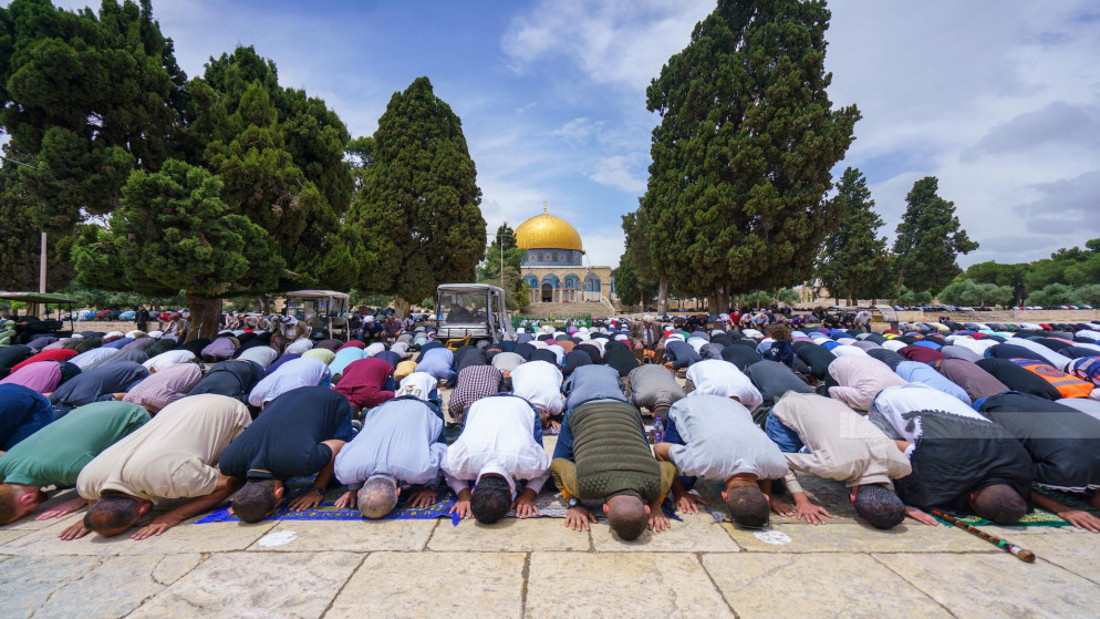 آلاف المصلين يؤدون صلاة الجمعة في رحاب المسجد الأقصى. (وفا)