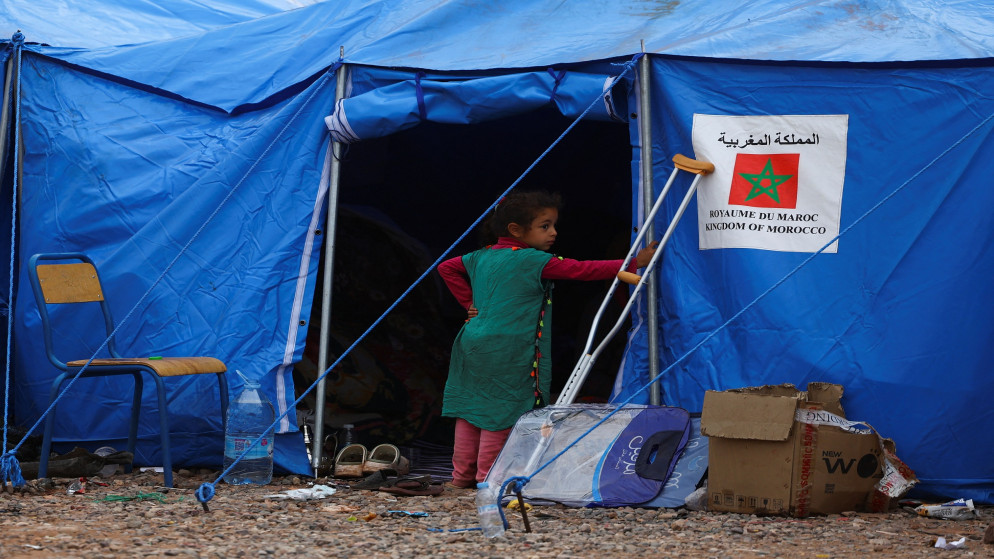 طفلة تقف أمام خيمة بعد زلزال مدمر ضرب المغرب. (رويترز)
