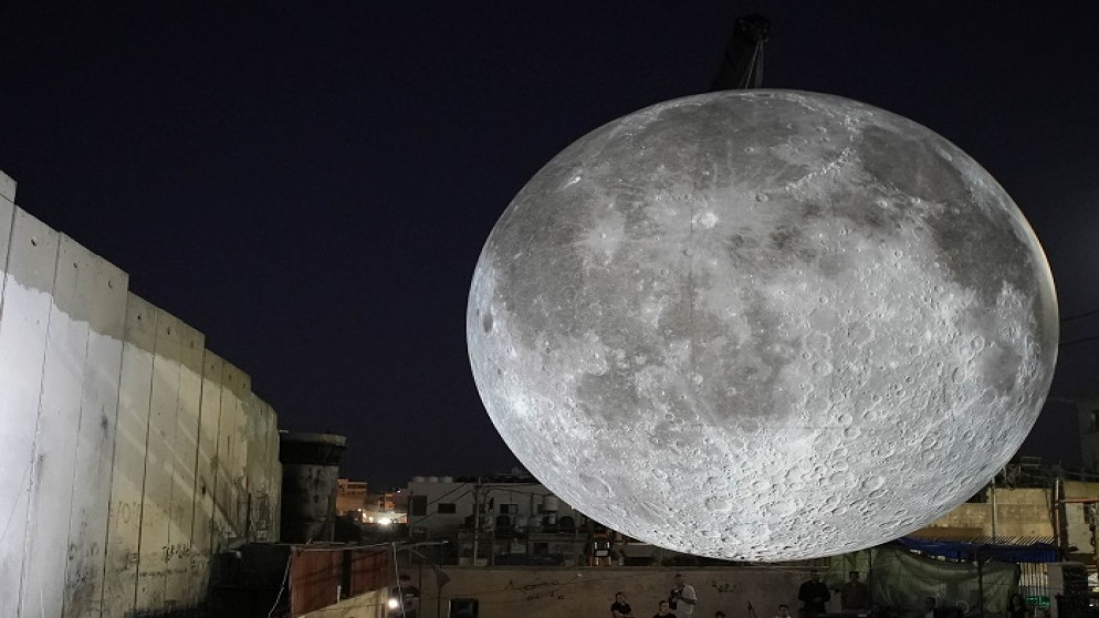 "متحف القمر" عمل فني يضيء سماء مخيم عايدة شمال بيت لحم. (وفا)