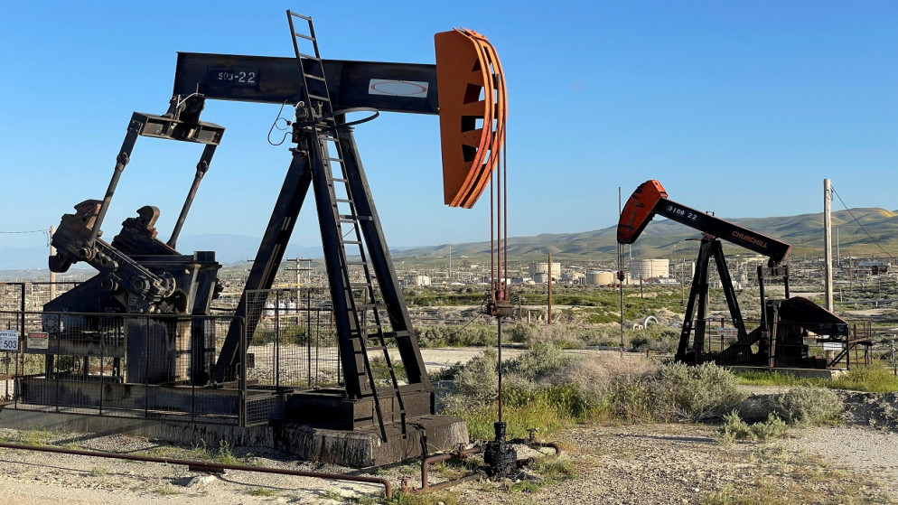 منظر عام لمعدات التنقيب عن النفط على أرض فيدرالية بالقرب من فيلوز، كاليفورنيا، الولايات المتحدة، 15 أبريل 2023. (رويترز)
