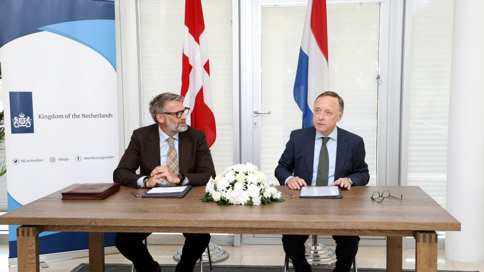السفير الهولندي في عمان هاري فيرفاي، وسفير الدنمارك لدى الأردن ولبنان كريستوفر فيفيك خلال توقيع اتفاقية بقيمة 8 ملايين يورو لدعم اللاجئين والمجتمعات المضيفة في الأردن.(بترا)