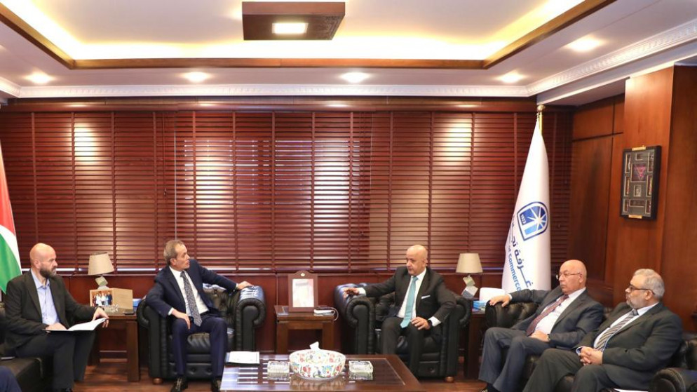 مجلس إدارة غرفة تجارة عمان، مع سفير الأردن المُعيّن لدى رومانيا وبلغاريا ومولدوفا معتز الخصاونة.(تجارة الأردن)