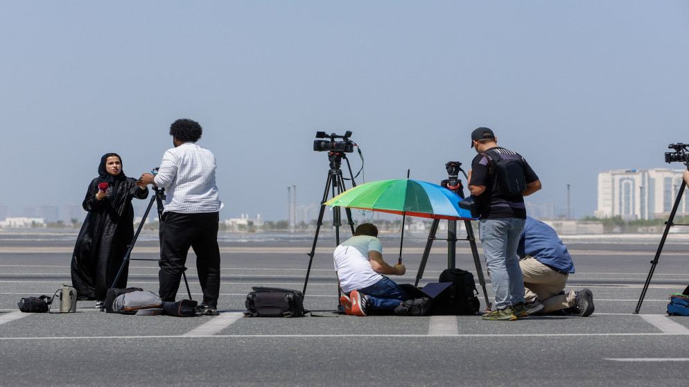 وسائل الإعلام ينتظرون وصول طائرة قطرية تقل 5 أميركيين محتجزين في إيران إلى مطار الدوحة الدولي. 18 سبتمبر 2023. (أ ف ب)