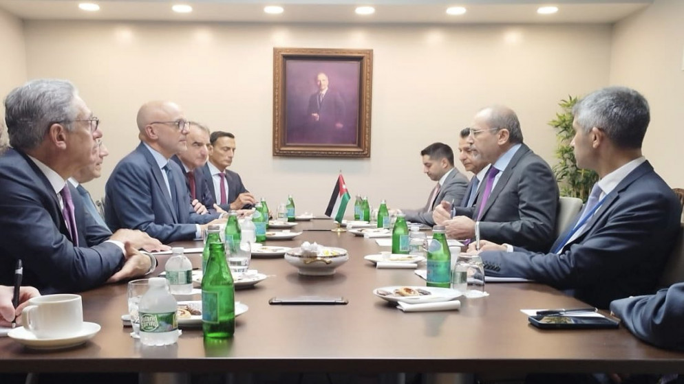 وزير الخارجية وشوؤن المغتربين أيمن الصفدي خلال اجتماع الرئيس التنفيذي للجنة اليهودية الأميركية تيد دويتش، ورئيس اللجنة مايكل تيكنور. (وزارة الخارجية)
