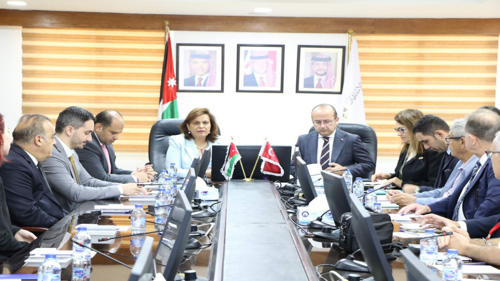 وزيرة الاستثمار خلود السقاف خلال لقاء حضره السفير التركي لدى الأردن أردام أوزان. (وزارة الاستثمار)