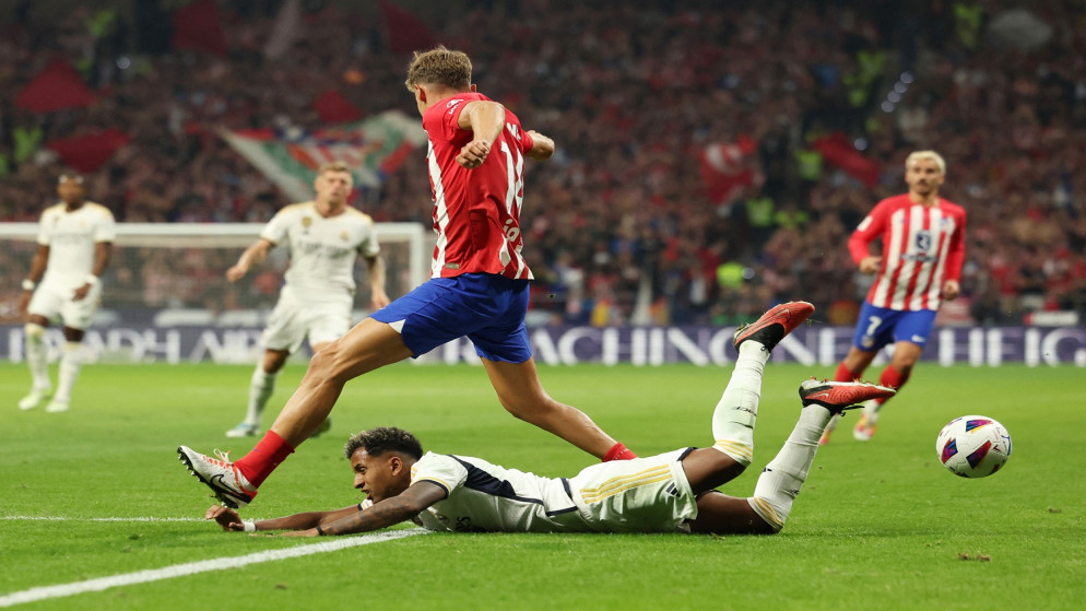جانب من مواجهة ريال مدريد وأتليتكو مدريد في الدوري الإسباني. (رويترز)