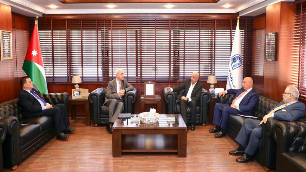 رئيس غرفة تجارة عمان خليل الحاج توفيق خلال لقائه السفير الأردني المعين في تركيا حازم الخطيب. (غرفة تجارة عمان)