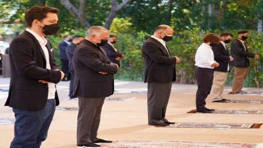 الملك وولي العهد يؤديان صلاة عيد الفطر في ساحة مسجد الحرس الملكي في العقبة الملك وولي العهد يؤديان صلاة عيد الفطر في ساحة مسجد الحرس الملكي في العقبة
