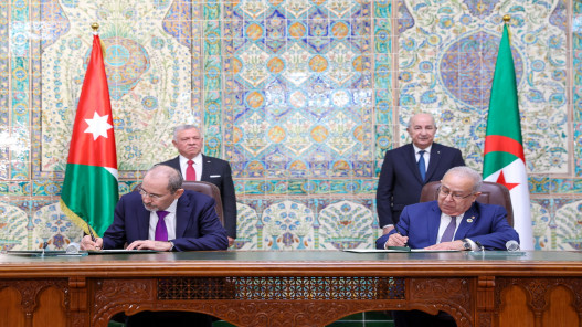  الملك والرئيس الجزائري يشهدان توقيع اتفاق و3 مذكرات تفاهم بين البلدين 