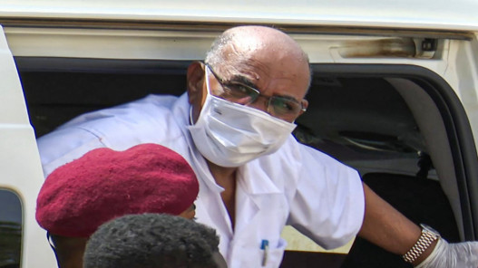  نقل الرئيس السوداني السابق عمر البشير ووزير دفاعه من السجن إلى المستشفى 