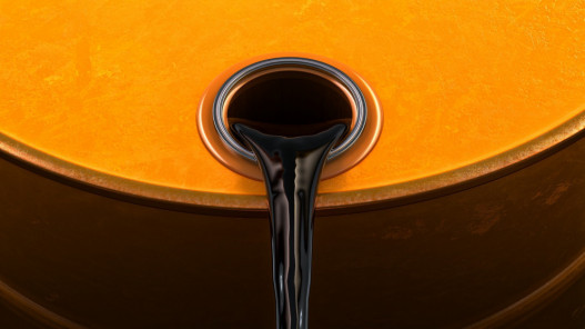  النفط يرتفع عند التسوية مدعوما بتفاؤل مرتبط بالطلب وصعود البنزين 