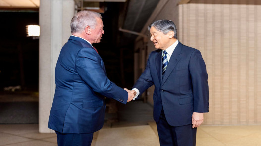  الملك يبحث مع إمبراطور اليابان الشراكة الاستراتيجية بين البلدين 