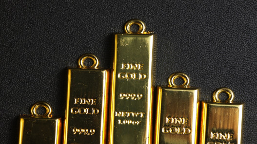  الذهب يتراجع مع تقلص احتمالات خفض الفائدة الأميركية 