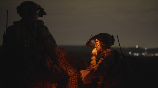  الملك يقلد ولي العهد شارة سيف القوات الخاصة 