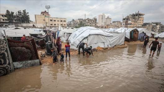  غرق عشرات خيام النازحين جراء الأمطار في مواصي خان يونس جنوبي غزة 