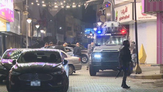  مداهمة أمنية في الرمثا نفذتها الأجهزة الأمنية بحق مطلوبين وخارجين عن القانون 