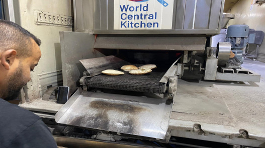  المخبز الأردني المتنقل في غزة ينتج حوالي 11 مليون رغيف خبز منذ بداية العام 