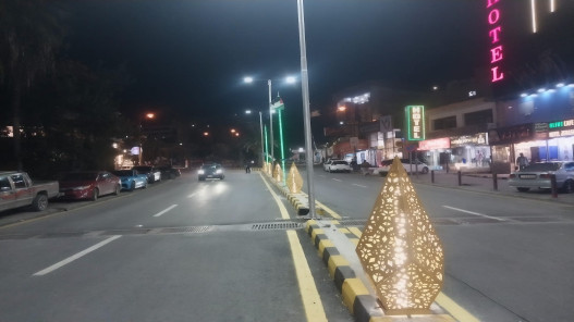  بلدية جرش تباشر تزيين الطريق المؤدي إلى مبنى المحافظة وإزالة البسطات من الوسط التجاري 