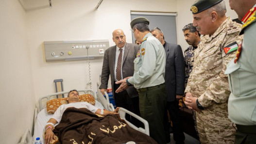  القاضي يزور مصابي المداهمة الأمنية في الرمثا 