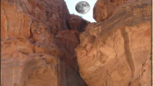  البترا تسجل مشهدًا سماويًا استثنائيًا لظاهرة "الثبات القمري" 